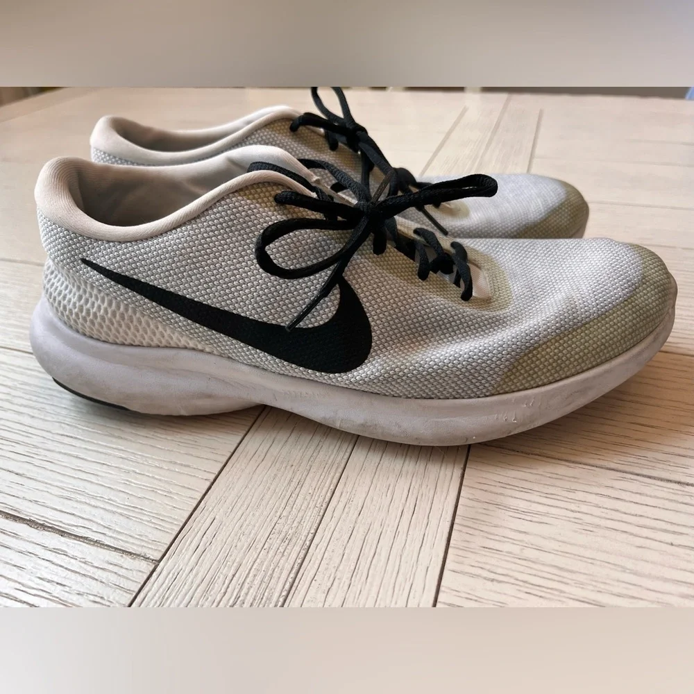 Nike Flex Mens 12W white w/ black running shoe. Lace up. Sneaker.‎ Athletic.